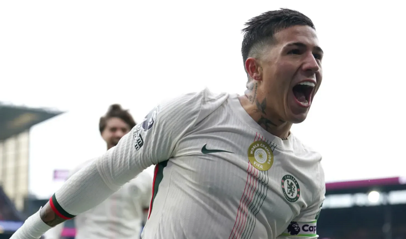 enzo-fernandez-toa-sang-voi-vai-tro-kep-giup-chelsea-vuot-qua-burnley