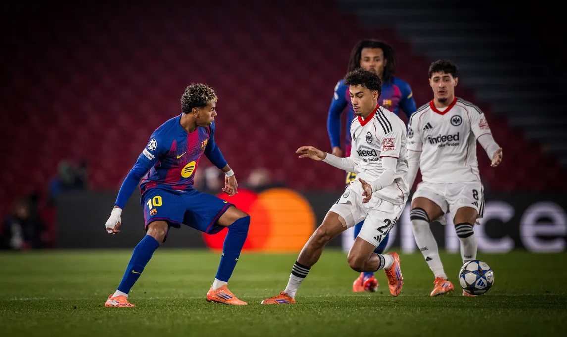 Barcelona vs Eintracht Frankfurt (03:00 &#8211; 10/12)